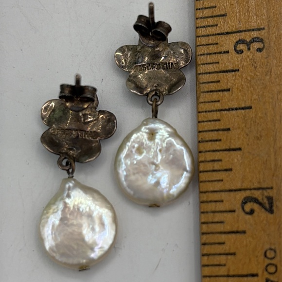 THAI Silver Sterling Silver Hallmarked Earrings with Iridescent Coin Pearl - Picture 6 of 7